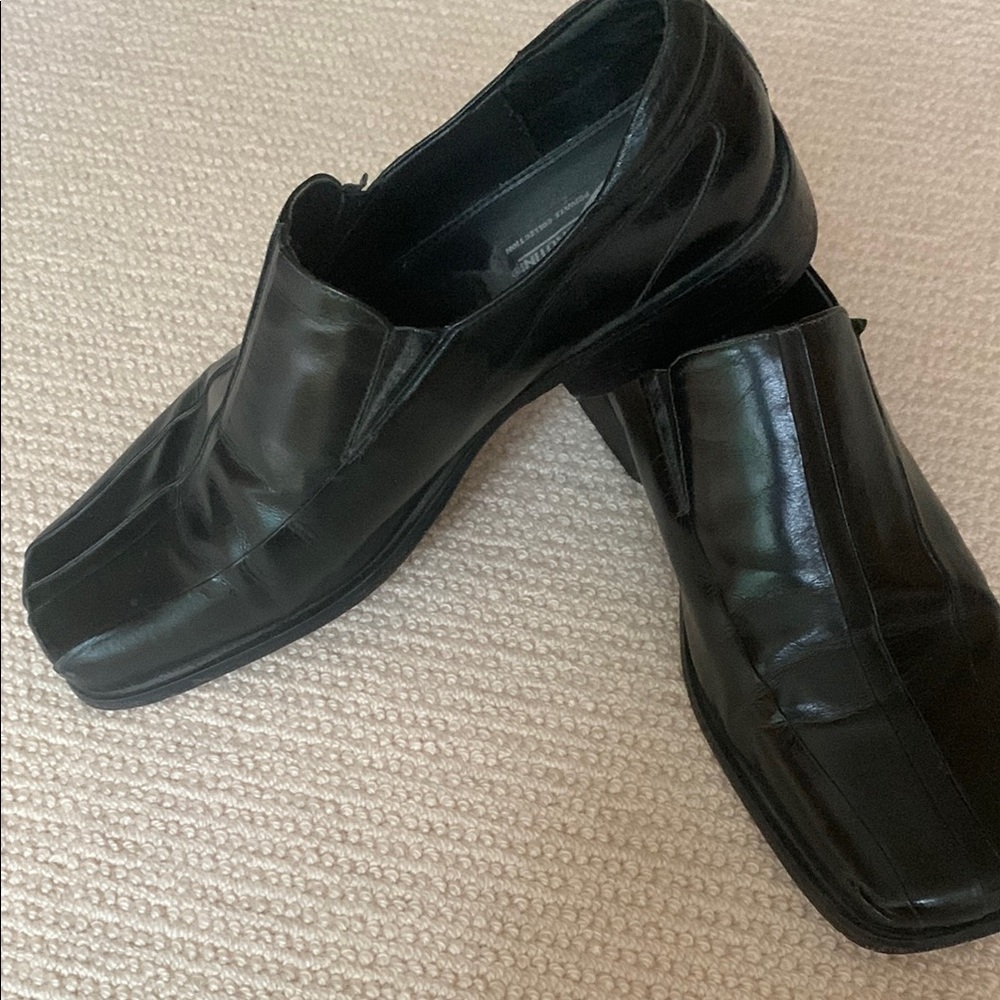 Black Leather Loafers with Sleek Slip-On Design